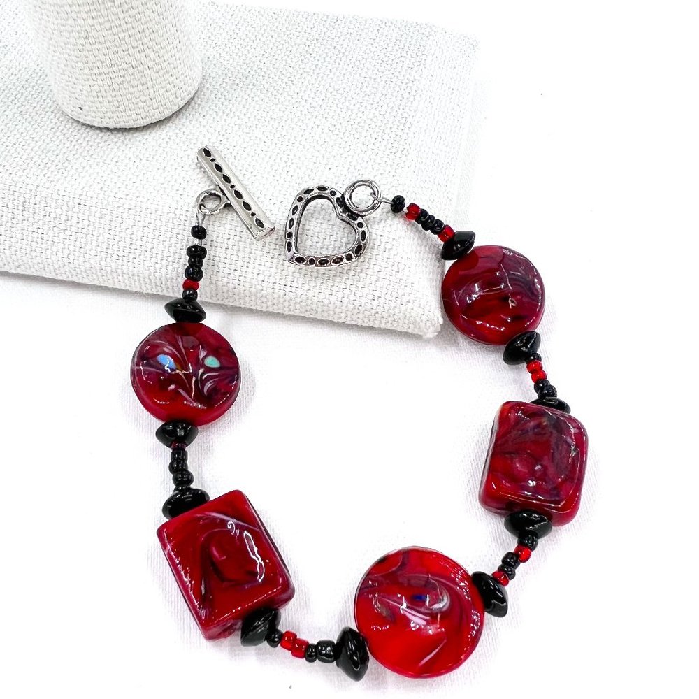 Red & Black Swirled Glass Beaded Silver Tone Heart Toggle Clasp 7” Bracelet